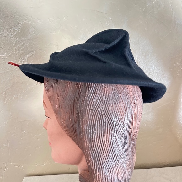 UNUSUAL 1950s\' BLACK FELT HAT WITH FOLDED CROWN & LARGE MULTICOLORED FEATHERS main image 11